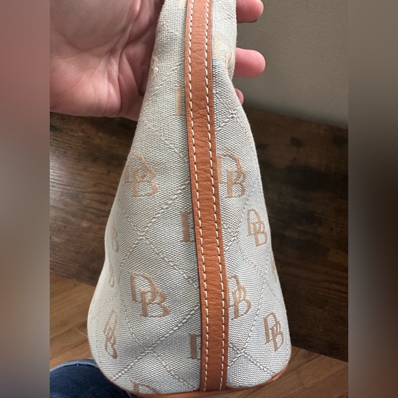 Dooney&Bourke light blue zippered bucket handbag with belt style strap - Picture 3 of 16